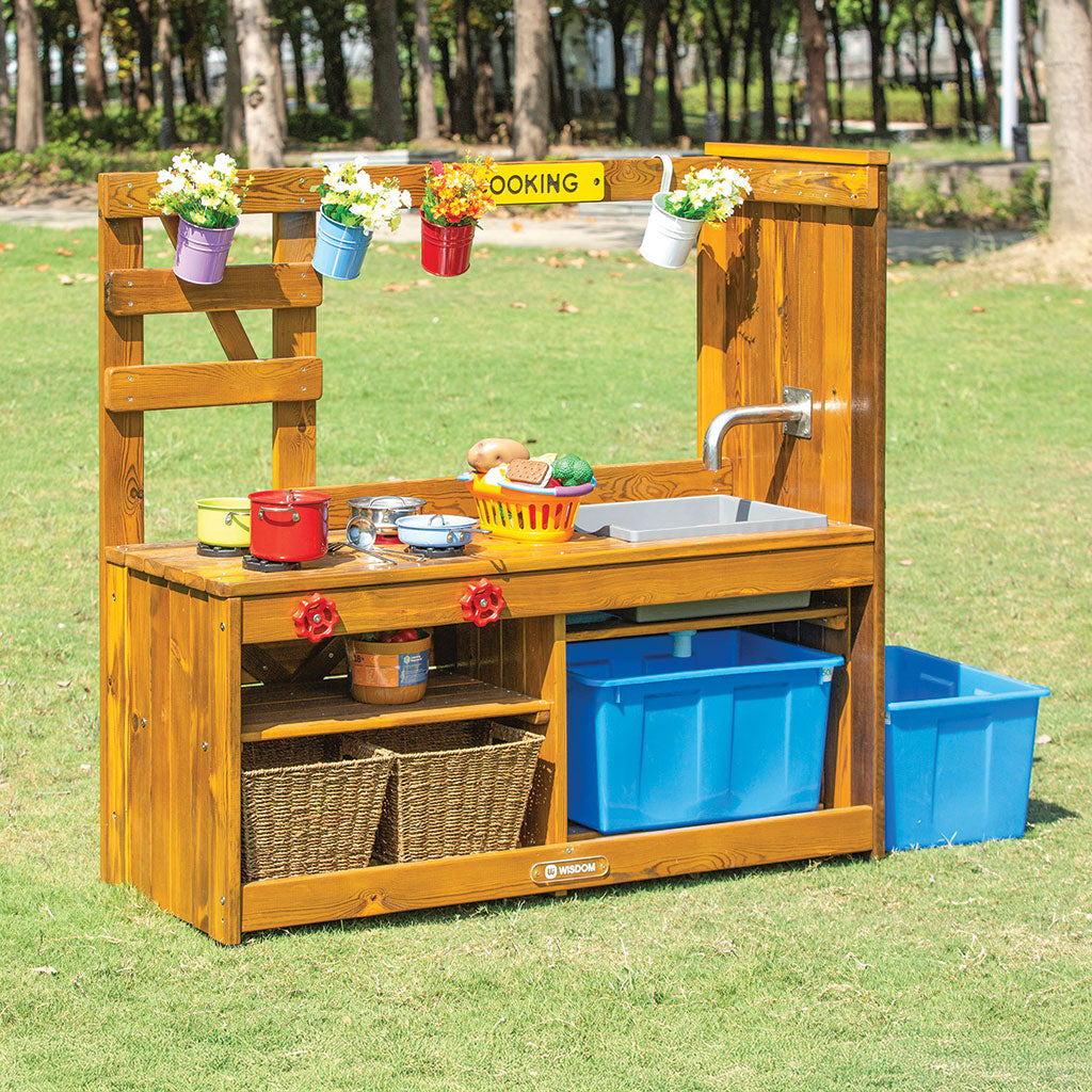OUTDOOR KITCHEN WITH PUMP