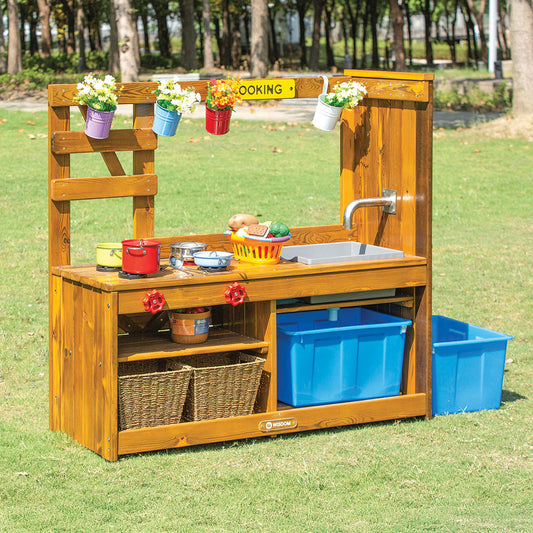 OUTDOOR KITCHEN WITH PUMP