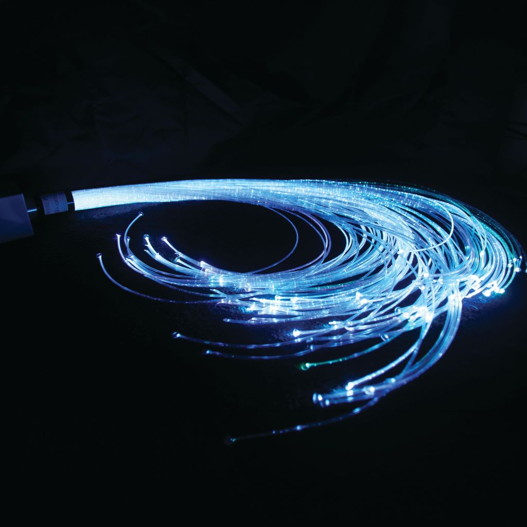 FIBRE OPTIC LIGHT SOURCE AND STRANDS SET